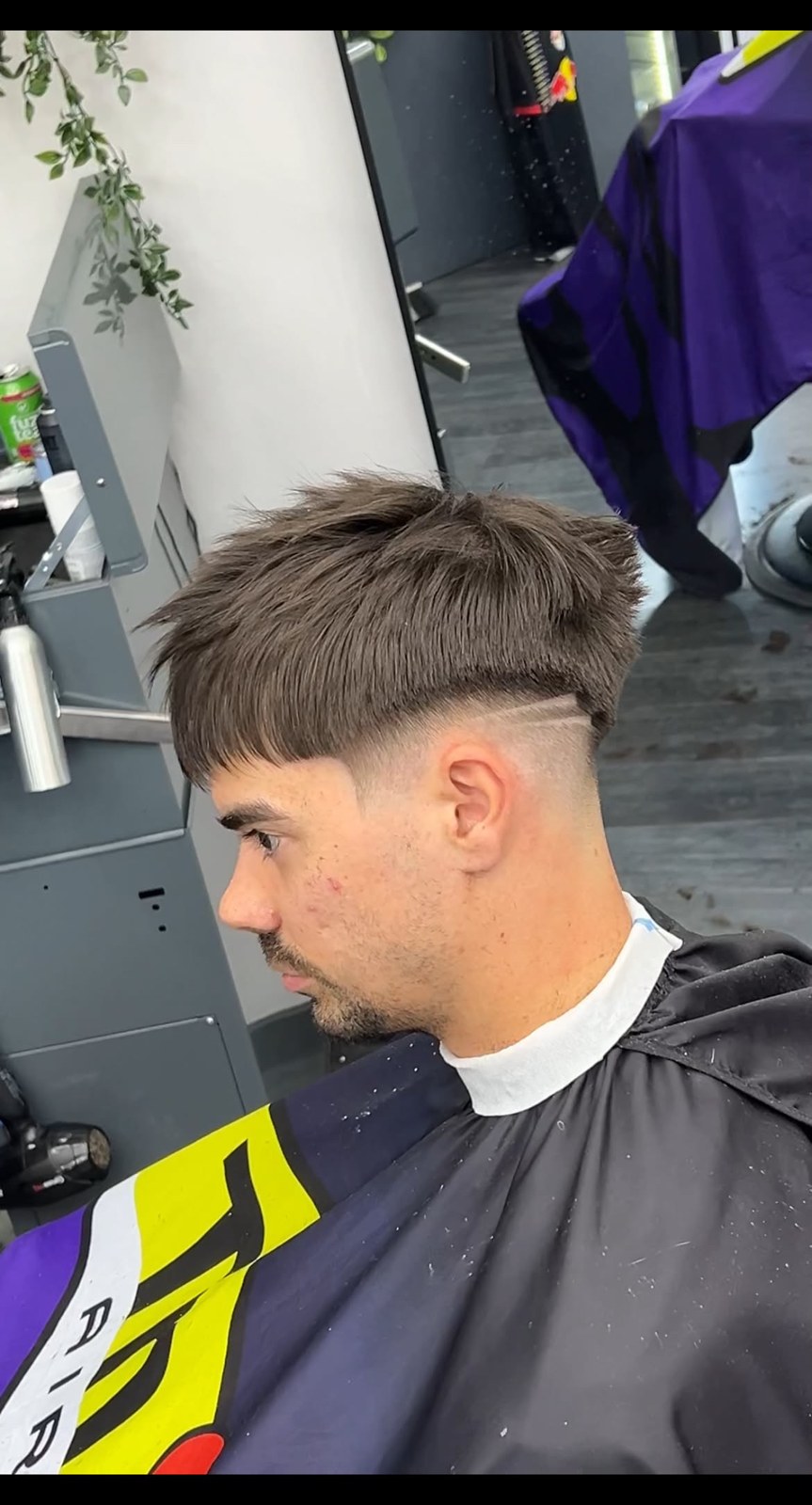 Corte con flequillo, degradado lateral y líneas de diseño