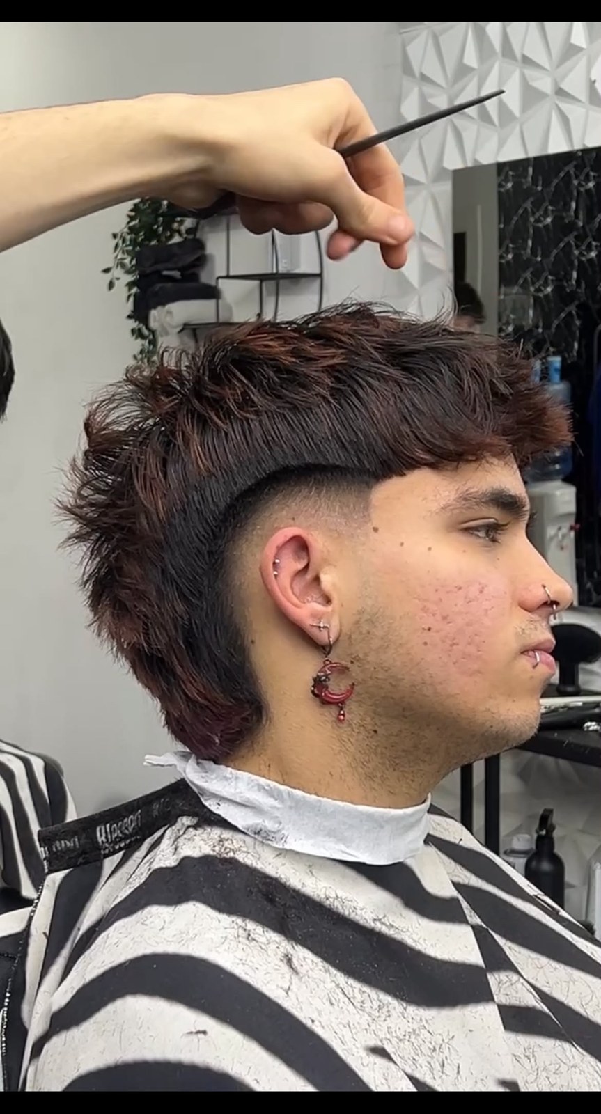 Mullet oscuro con textura y lateral degradado