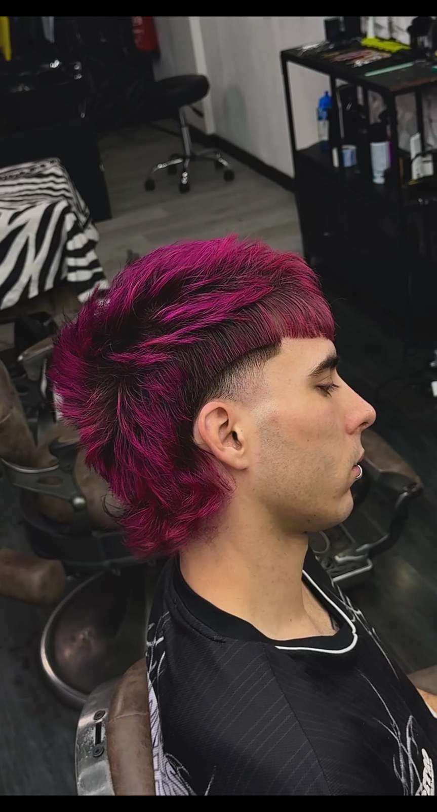 Mullet con color fantasía fucsia
