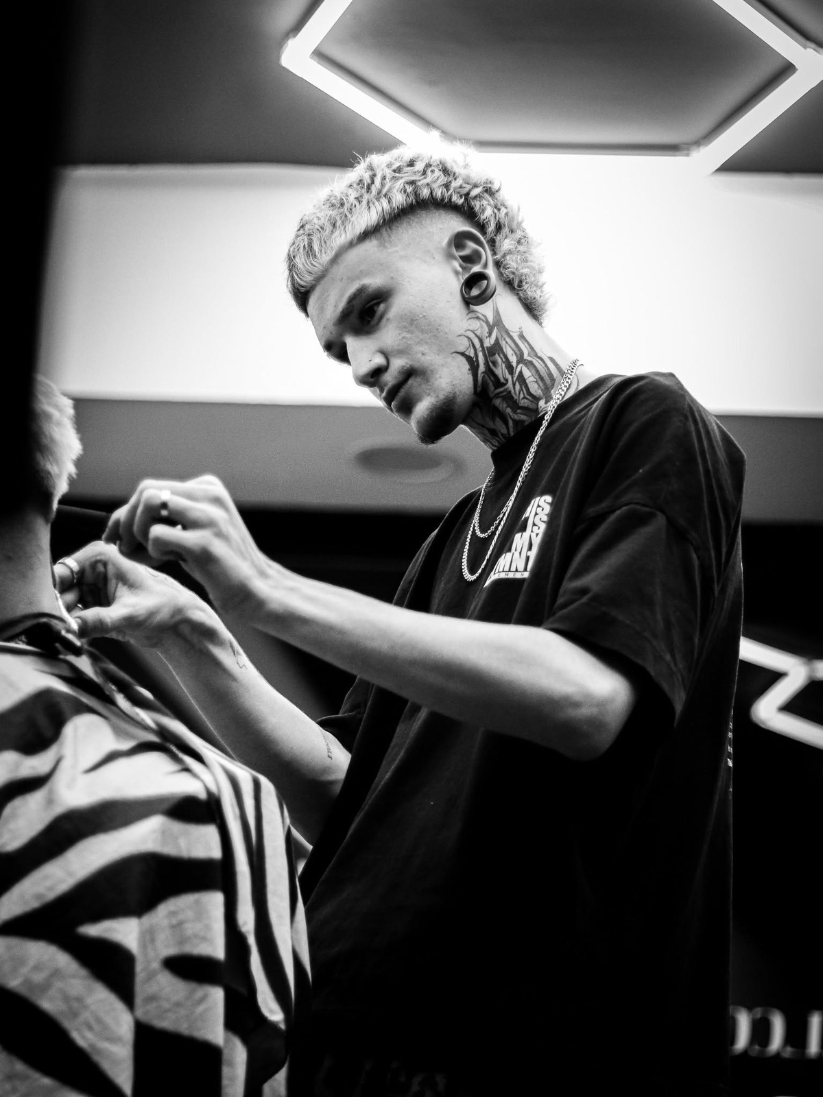 Alberto trabajando en un corte de pelo